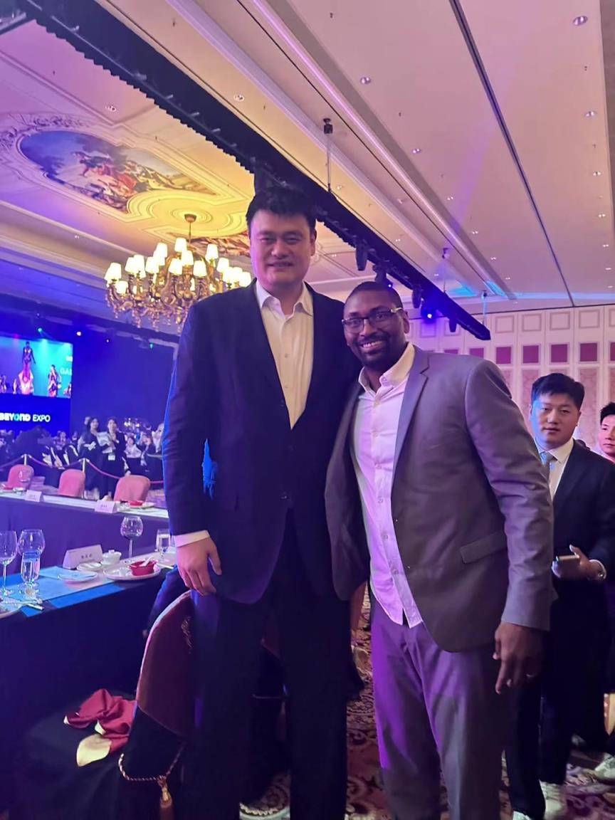 阿泰斯特曬與姚明合照：這是我最喜歡的隊(duì)友 姚??！
