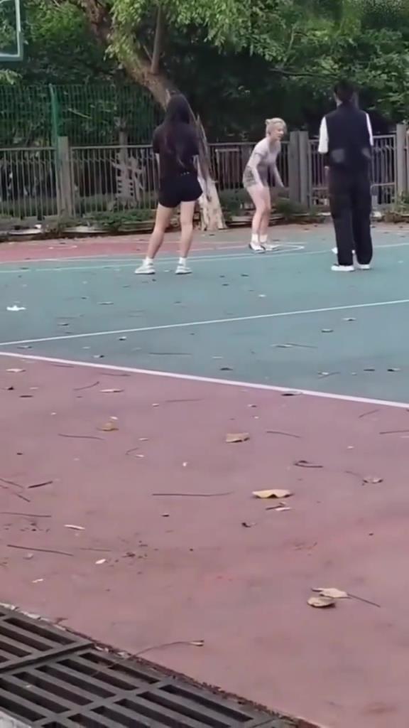 上來(lái)就背打女生的男人，真的活該沒(méi)有女朋友啊