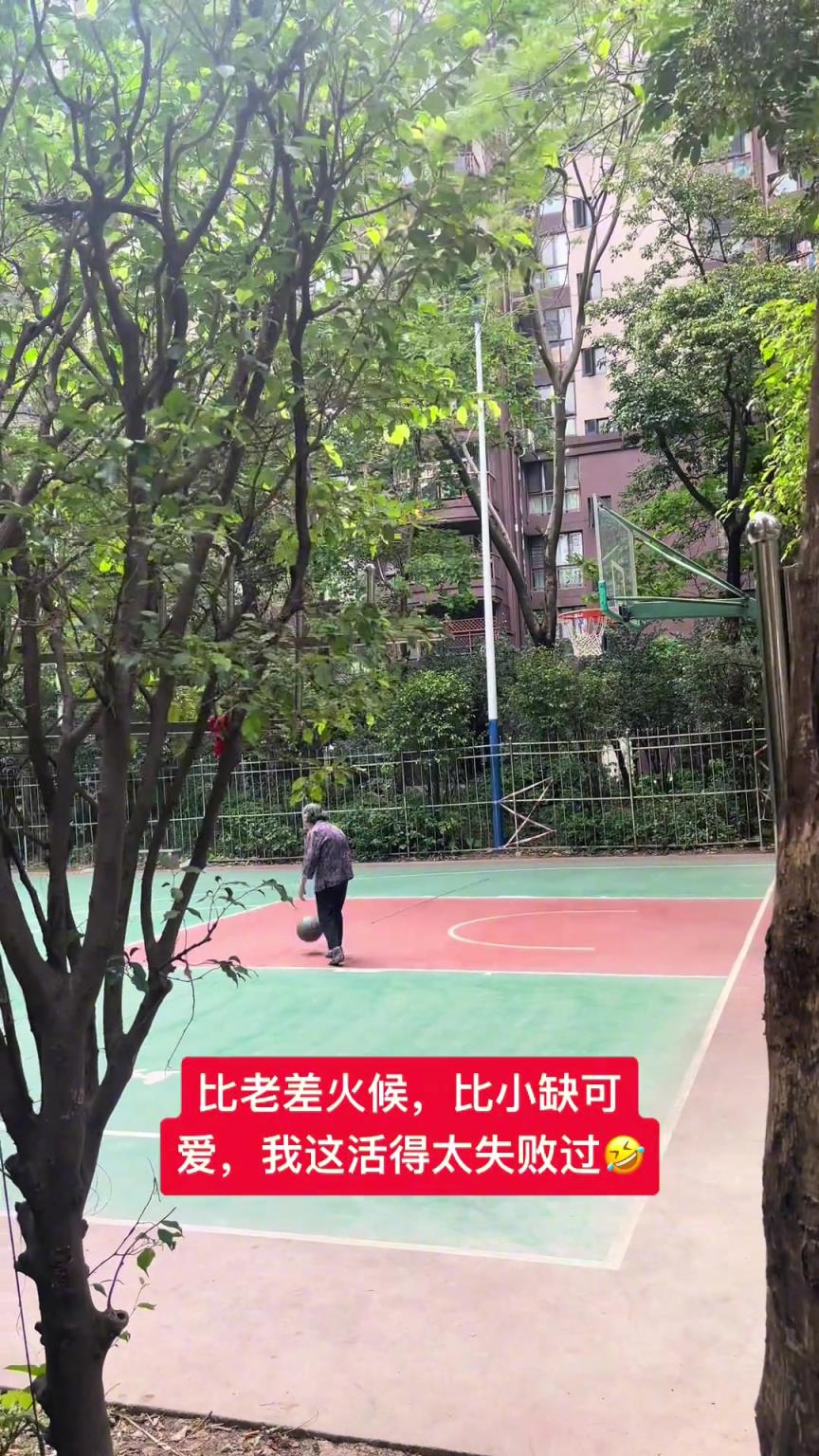 這阿婆單手一投一個準，姜還是老的辣