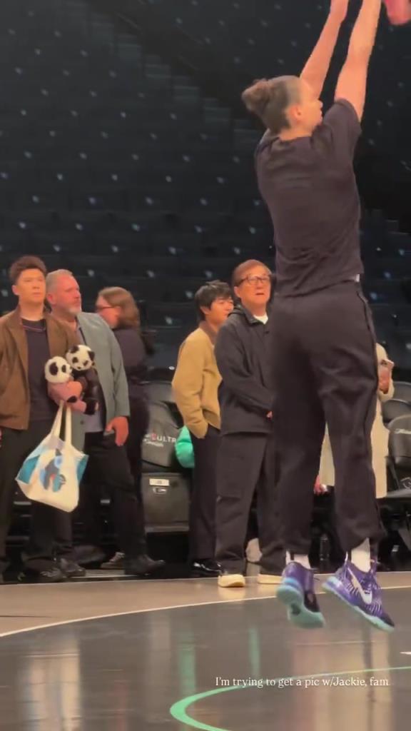 71歲成龍現(xiàn)身巴克萊中心看女籃比賽：她們投籃怎么那么準(zhǔn)?。?！